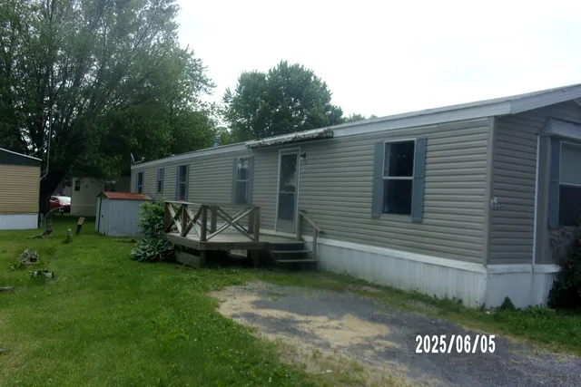 a view of a house with backyard