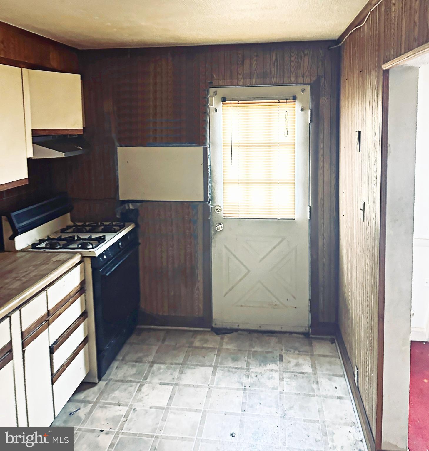 1231 Wicklow Road Baltimore, MD 21229 - Photo 8 of 13 Interior