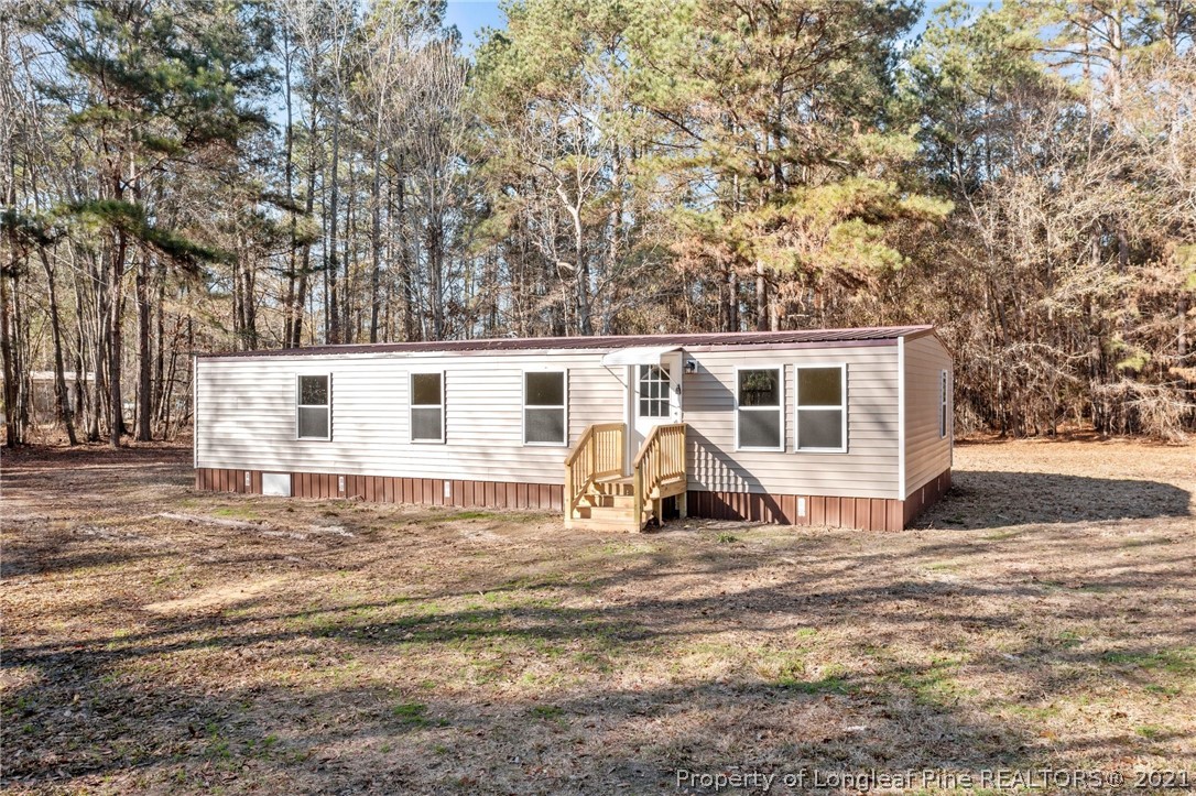 a view of a house with backyard