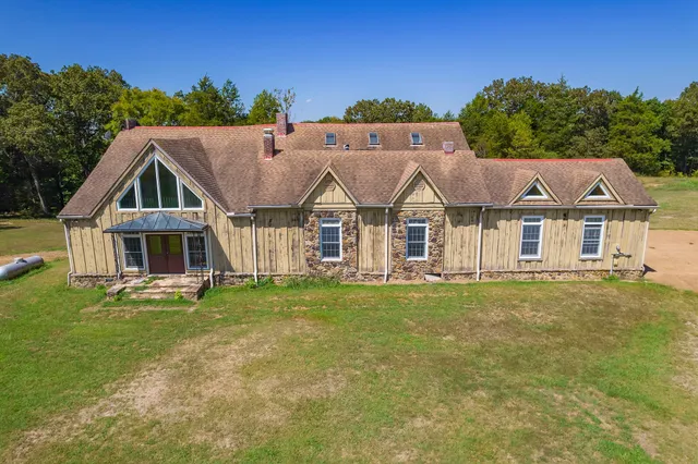 a view of house with garden