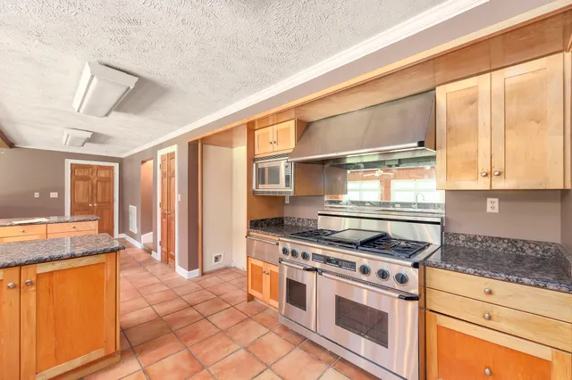 a view of a livingroom with a ceiling fan