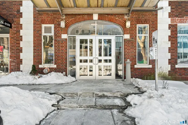 a view of entryway with livingroom