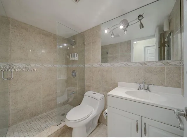 $2,300 | 6950 West 6th Avenue, Unit 416, Hialeah, FL 33014