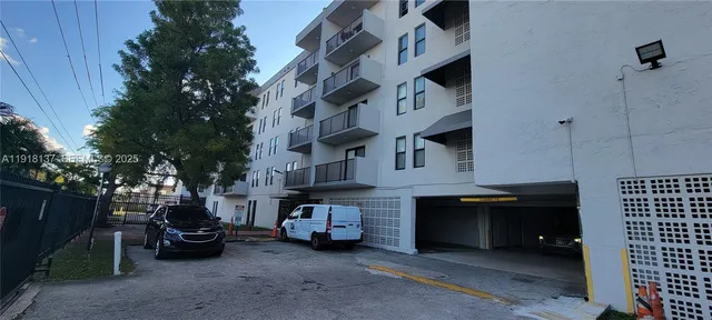 $2,300 | 6950 West 6th Avenue, Unit 416, Hialeah, FL 33014