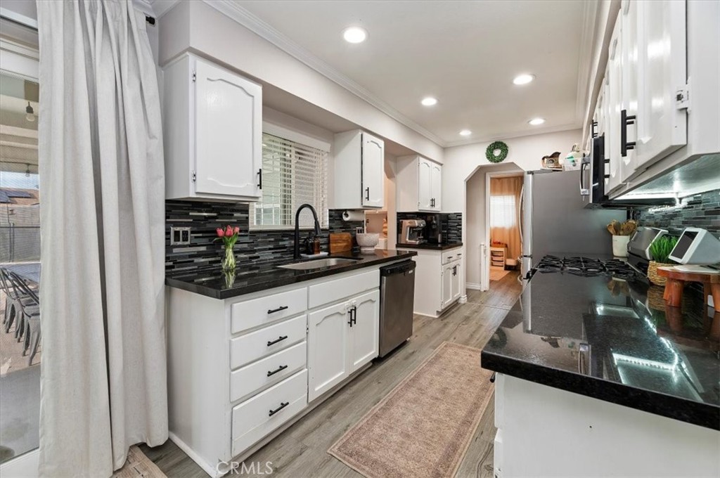 9075 Delano Drive Riverside, CA 92503 - Photo 13 of 34