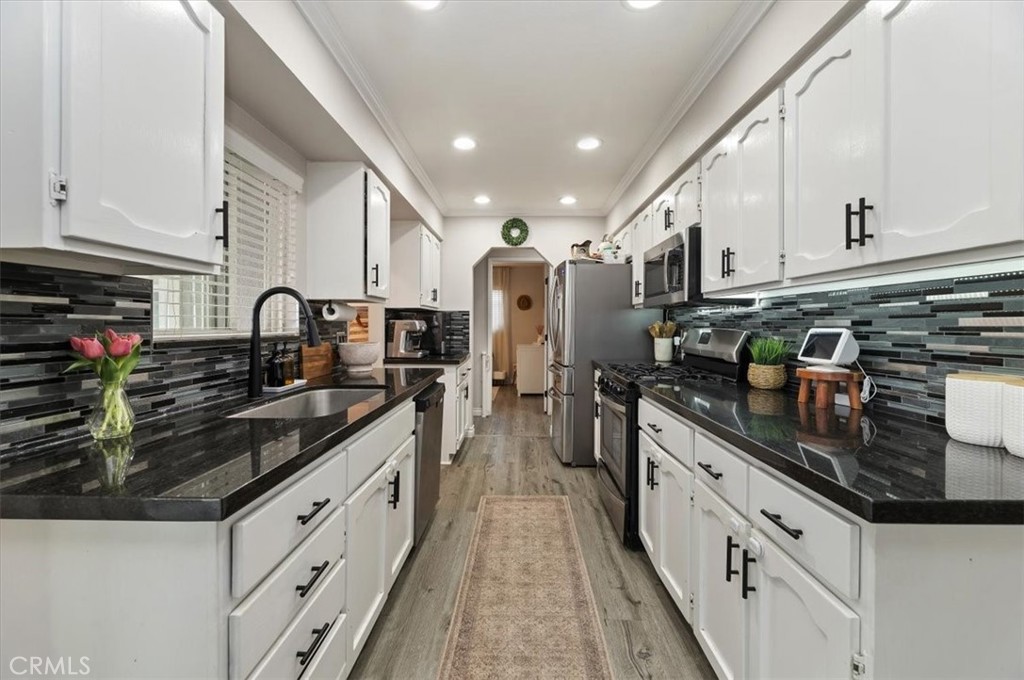 9075 Delano Drive Riverside, CA 92503 - Photo 14 of 34