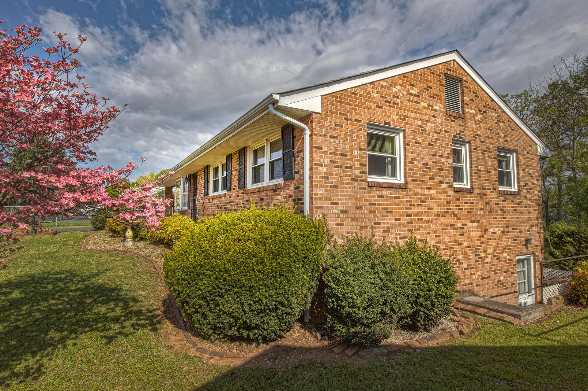 528 Ridgecrest Lane Roanoke, VA 24019 - Photo 20 of 26 Side of House