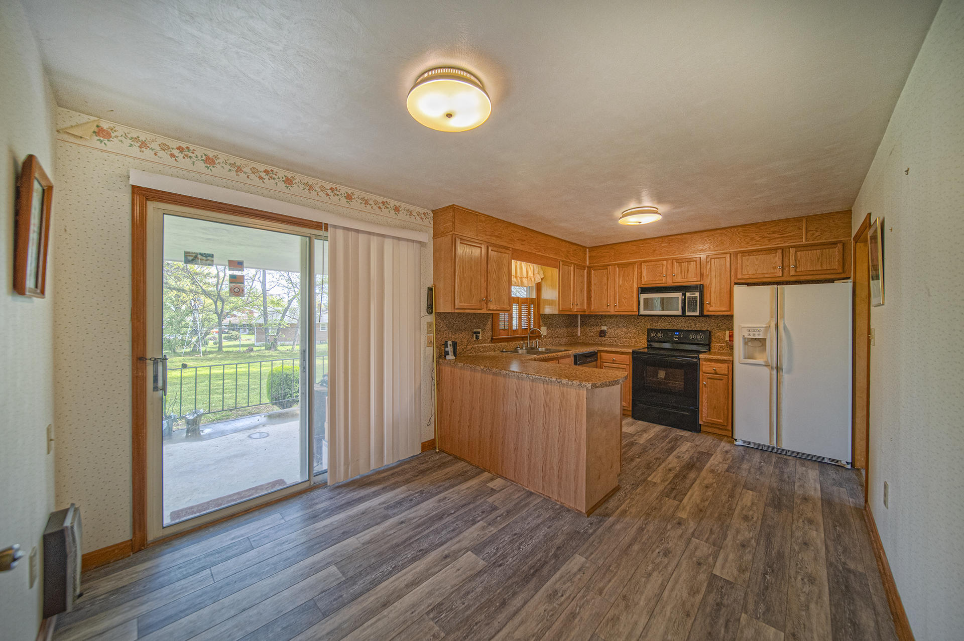 528 Ridgecrest Lane Roanoke, VA 24019 - Photo 7 of 26 Dining Area to Kitchen