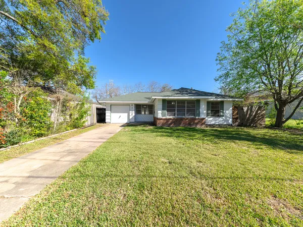 $2,300 | 4710 Glenmont Street, Bellaire, TX 77401