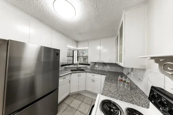 $2,300 | 4710 Glenmont Street, Bellaire, TX 77401