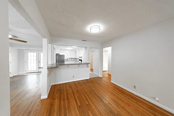 $2,300 | 4710 Glenmont Street, Bellaire, TX 77401