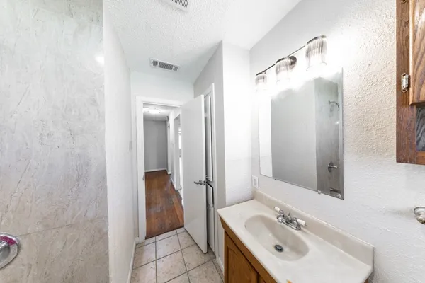 $2,300 | 4710 Glenmont Street, Bellaire, TX 77401