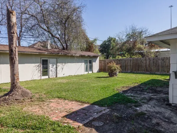 $2,300 | 4710 Glenmont Street, Bellaire, TX 77401