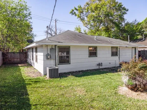 $2,300 | 4710 Glenmont Street, Bellaire, TX 77401