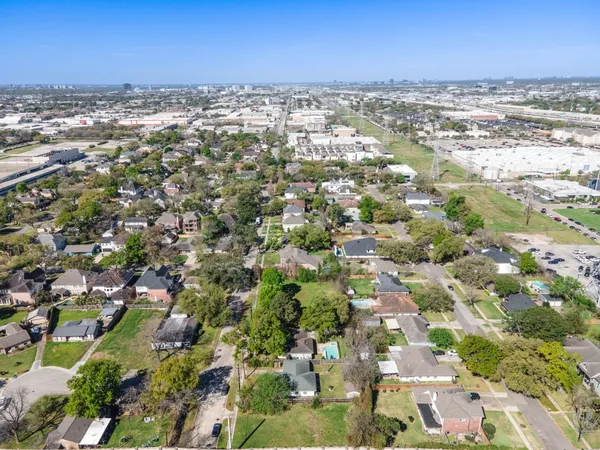 $2,300 | 4710 Glenmont Street, Bellaire, TX 77401