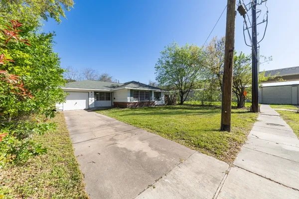 $2,300 | 4710 Glenmont Street, Bellaire, TX 77401