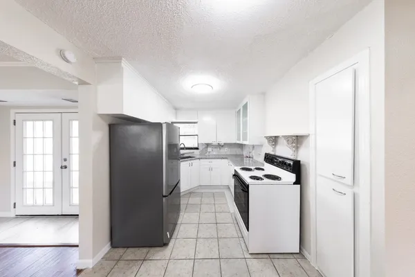 $2,300 | 4710 Glenmont Street, Bellaire, TX 77401