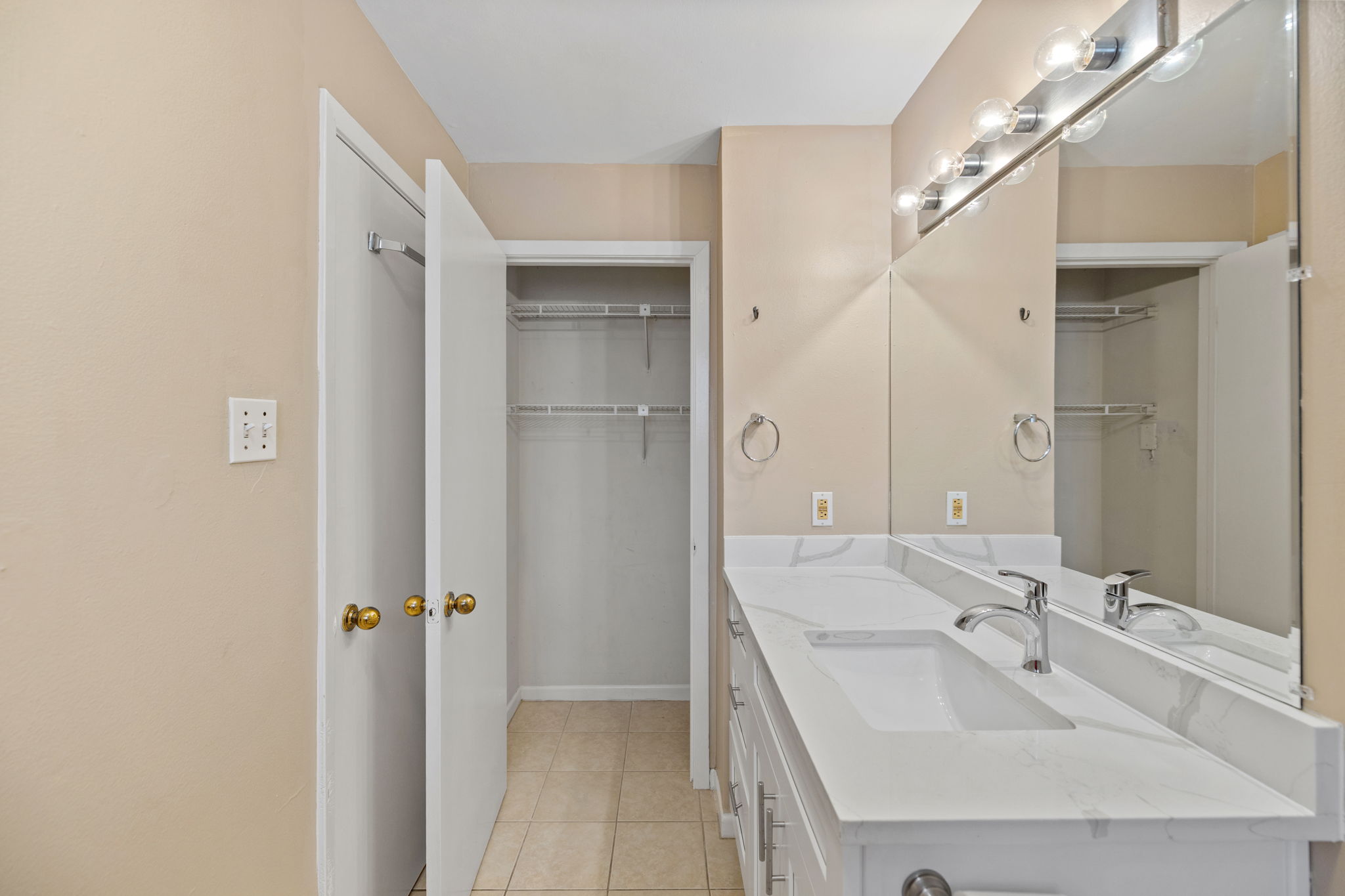712 Graham Place, Unit 203 Austin, TX 78705 - Photo 25 of 30 a bathroom with a sink and a mirror