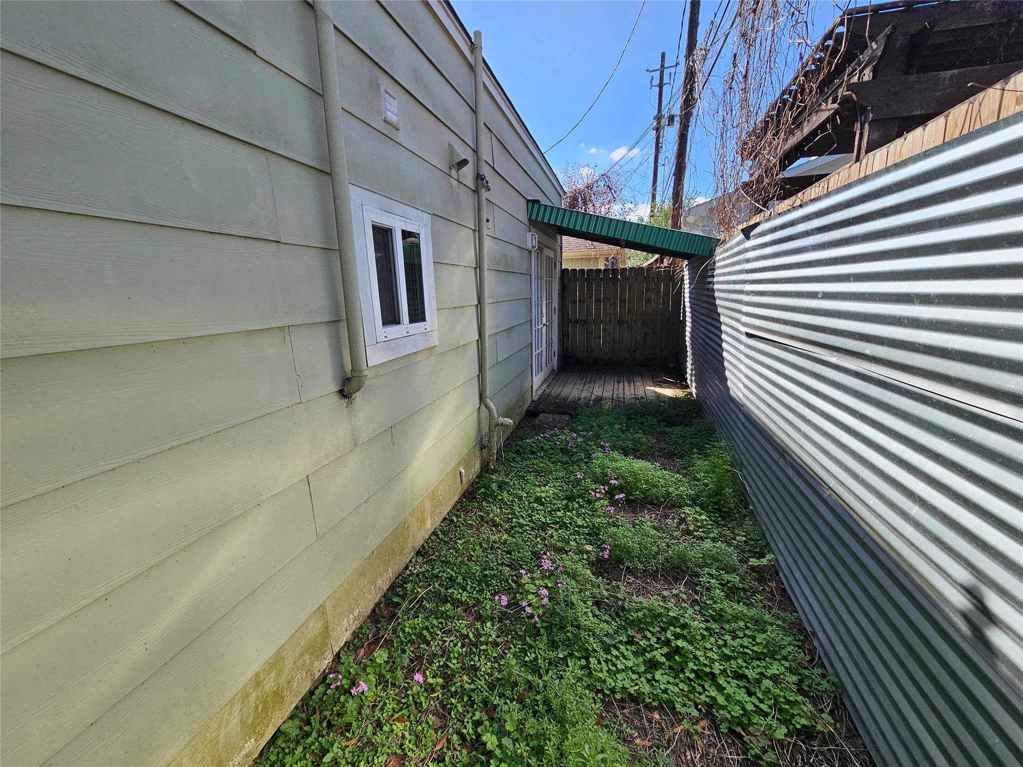 627 East 14th Street Houston, TX 77008 - Photo 8 of 10 a view of a pathway of a building