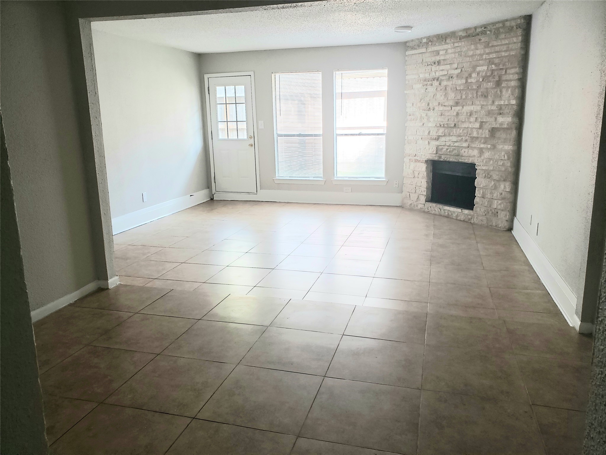 2277 South Kirkwood Road, Unit 1115 Houston, TX 77077 - Photo 4 of 25 LIVING AND DINING COMBO WITH TILE FLOOR