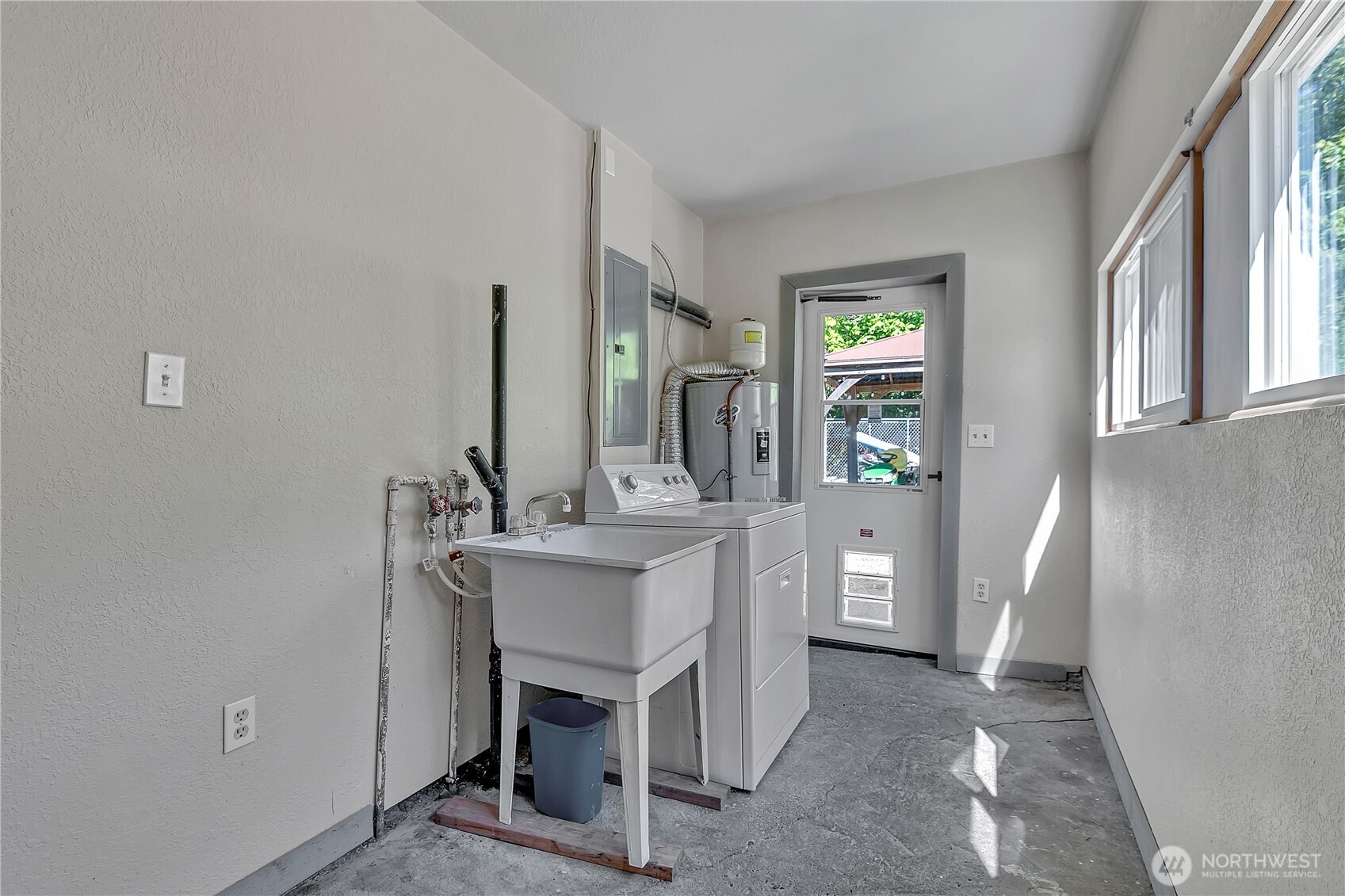 3253 Southeast Arcadia Road Shelton, WA 98584 - Photo 18 of 39 a view of a hallway with seating area