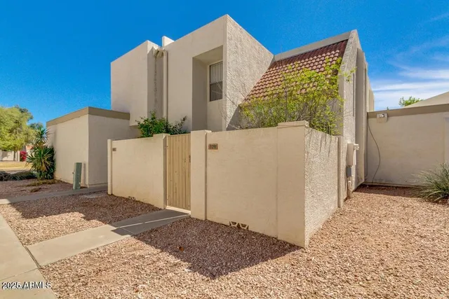 a view of a house with backyard