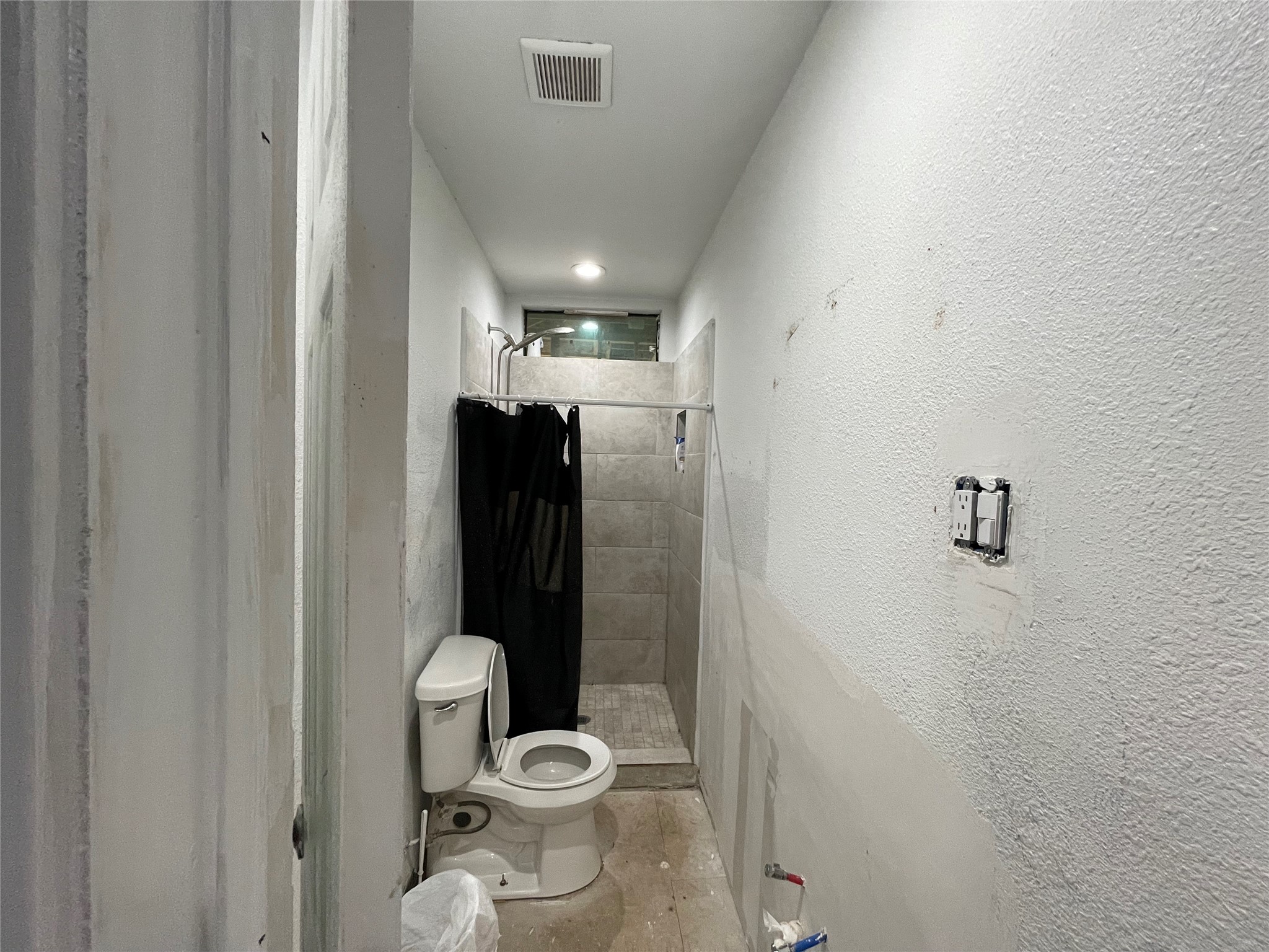 182 Road 5101 Cleveland, TX 77327 - Photo 20 of 35 a bathroom with a toilet and a shower