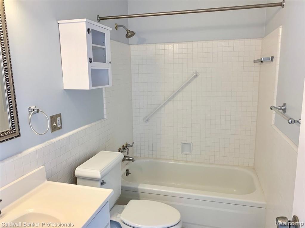 125 East 14 Mile Road, Unit 11 Birmingham, MI 48009 - Photo 9 of 17 Bathroom
