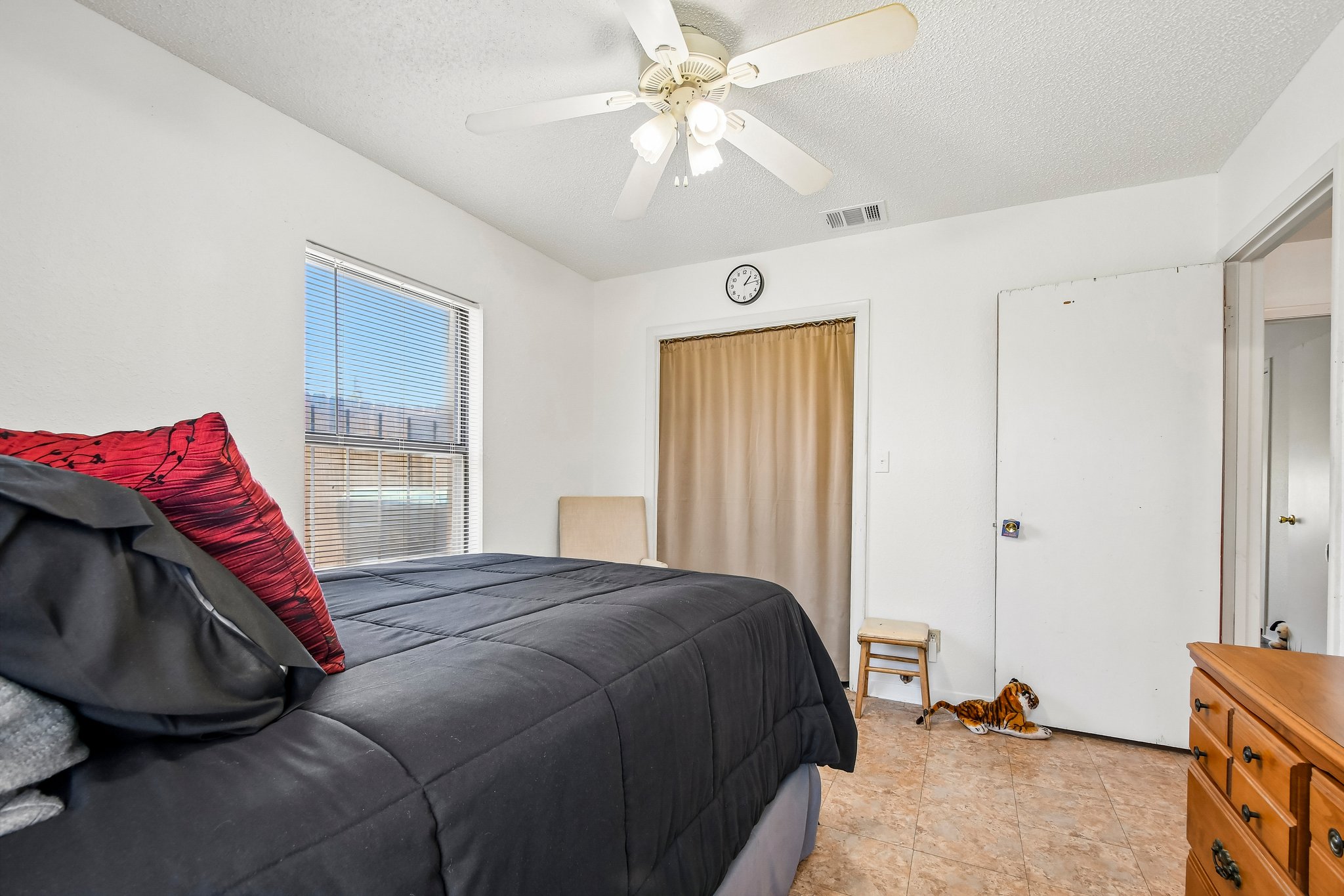 101 Brown Street Elgin, TX 78621 - Photo 20 of 32 a bedroom with a bed and a window