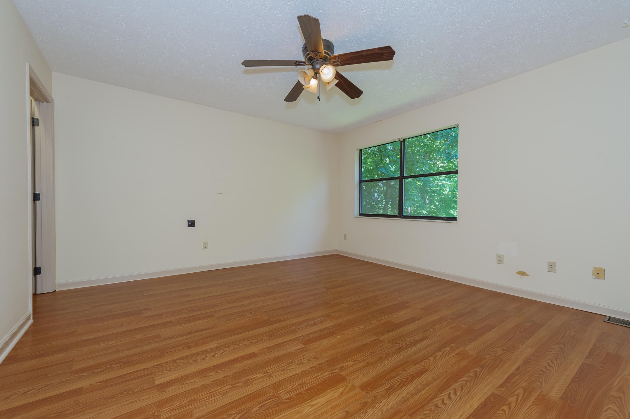 133 High Point Lane Oak Ridge, TN 37830 - Photo 9 of 10 an empty room with a window and a ceiling fan