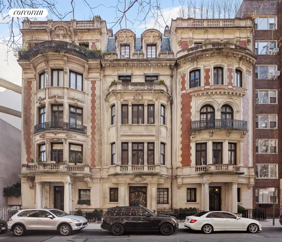 a picture of a city street