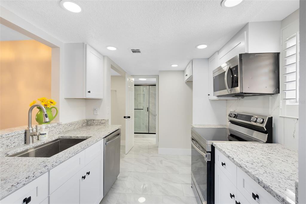 549 Sun Ridge Place, Unit 104 Altamonte Springs, FL 32714 - Photo 5 of 25 Kitchen