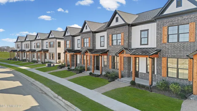 $299,900 | 709 Bolivar Drive, Nesbit, MS 38651