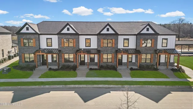 $299,900 | 709 Bolivar Drive, Nesbit, MS 38651