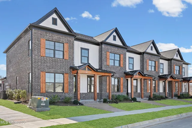 $299,900 | 709 Bolivar Drive, Nesbit, MS 38651