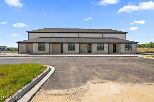 $299,900 | 709 Bolivar Drive, Nesbit, MS 38651