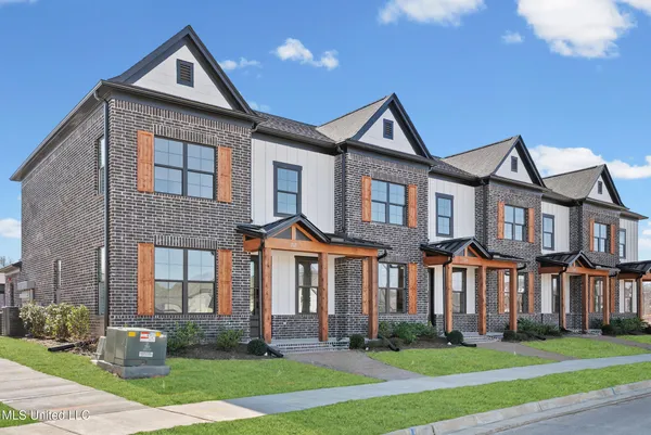 $299,900 | 709 Bolivar Drive, Nesbit, MS 38651