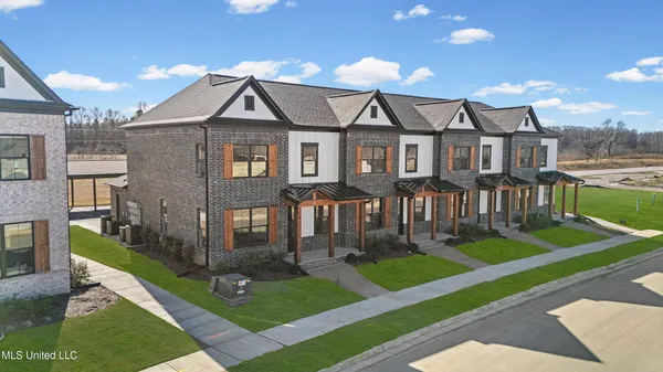 $299,900 | 709 Bolivar Drive, Nesbit, MS 38651