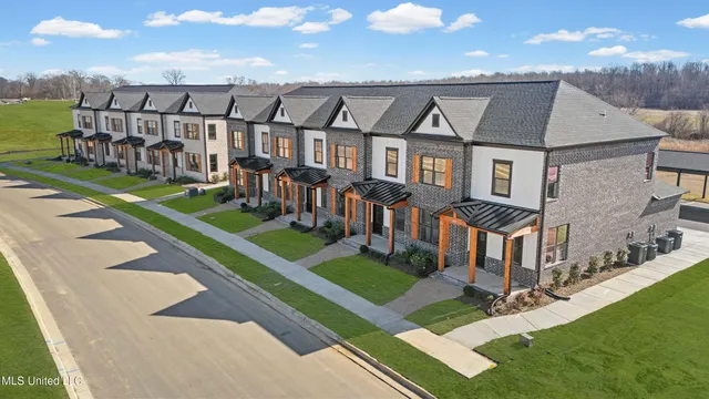 $299,900 | 709 Bolivar Drive, Nesbit, MS 38651