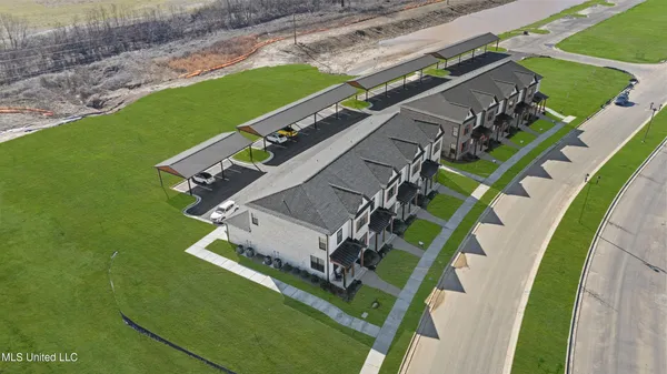 $299,900 | 709 Bolivar Drive, Nesbit, MS 38651