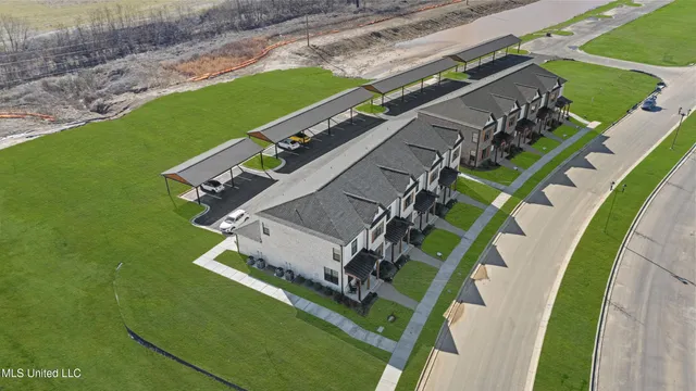 $299,900 | 709 Bolivar Drive, Nesbit, MS 38651