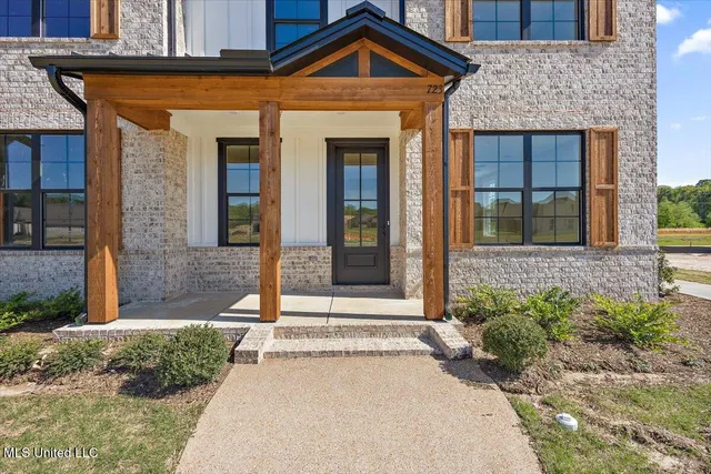 $299,900 | 709 Bolivar Drive, Nesbit, MS 38651