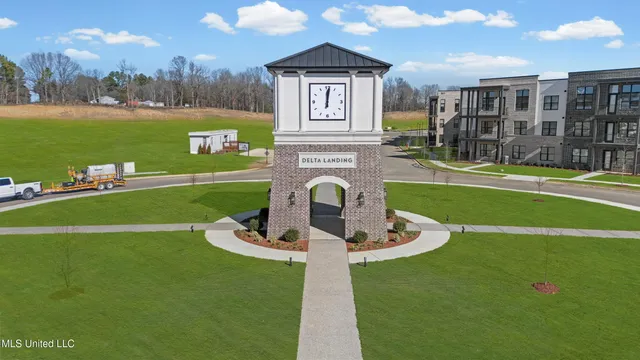 $299,900 | 709 Bolivar Drive, Nesbit, MS 38651