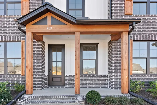 $299,900 | 709 Bolivar Drive, Nesbit, MS 38651