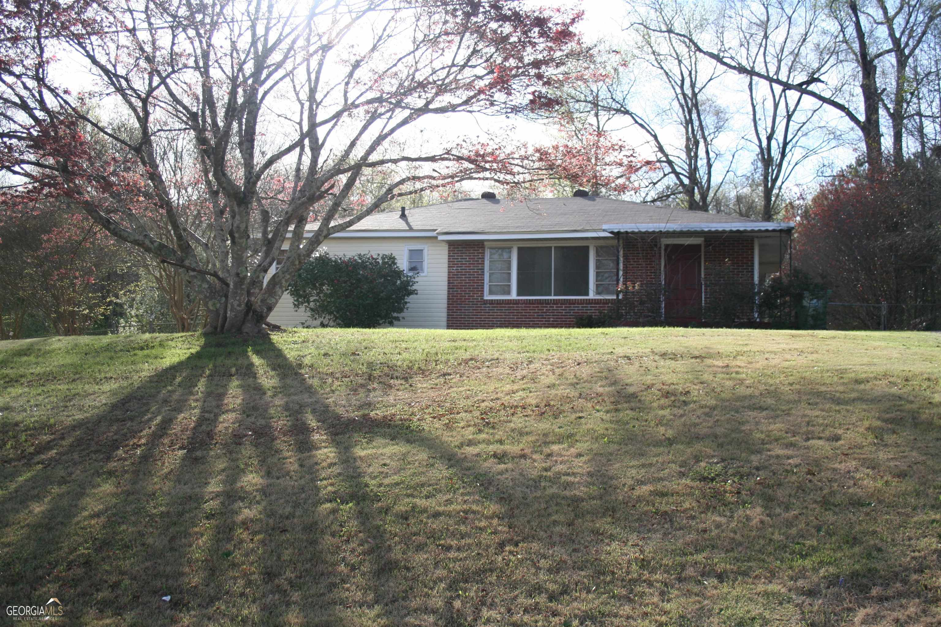 a view of a house with a yard