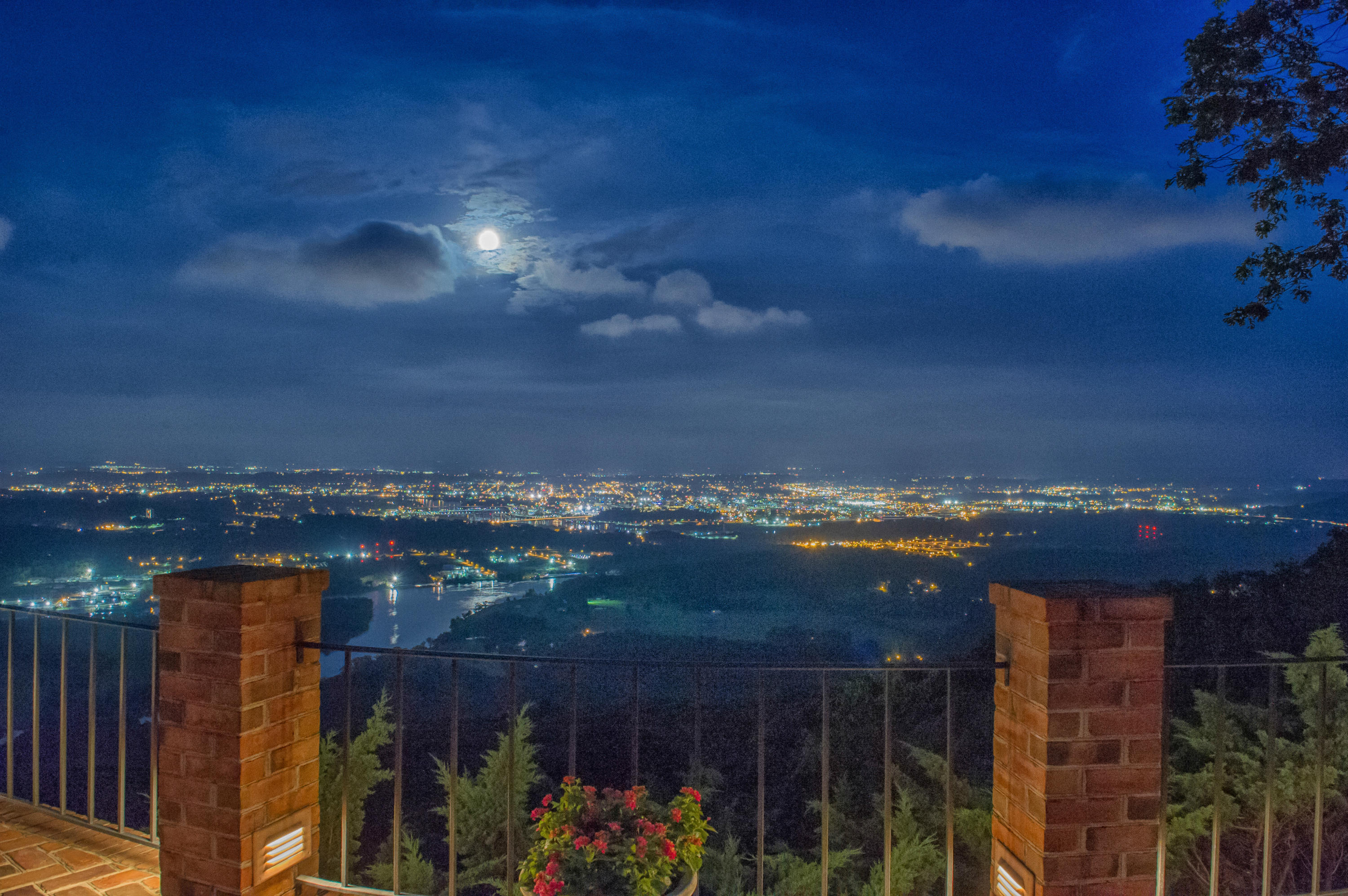 1160 Cumberland Road Chattanooga, TN 37419 - Photo 5 of 5 Night view 2