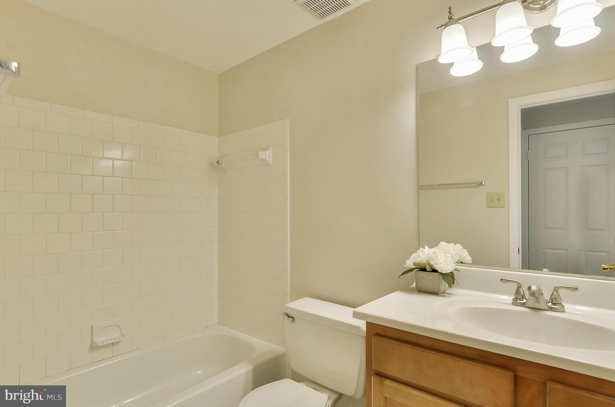 803 Pointer Ridge Drive Gaithersburg, MD 20878 - Photo 13 of 26 Bath (Master)