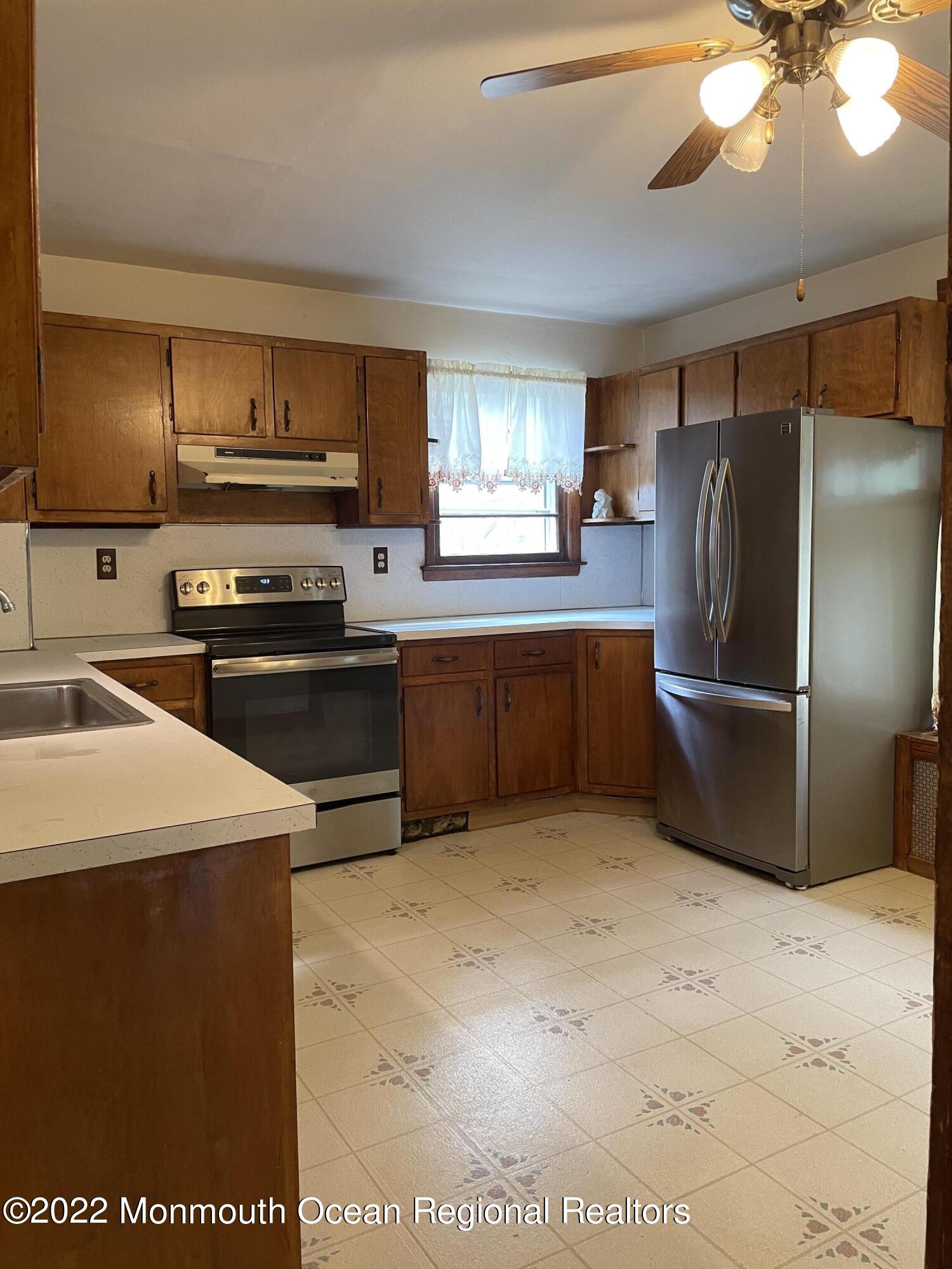 41 West George Street Freehold, NJ 07728 - Photo 11 of 21 gRxnDrgMQaixOu1pMlZHpA