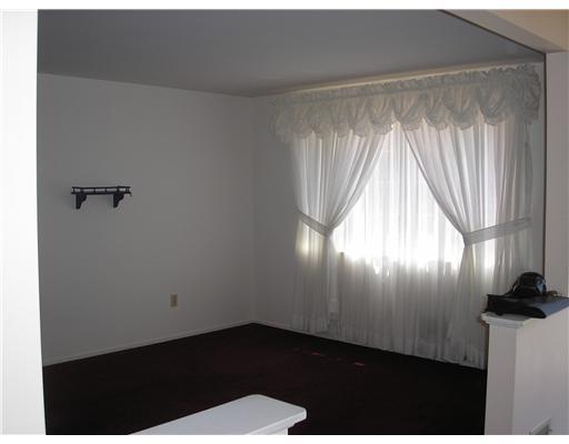 1085 Fiddleback Drive McKees Rocks, PA 15136 - Photo 3 of 18 Living Room.
