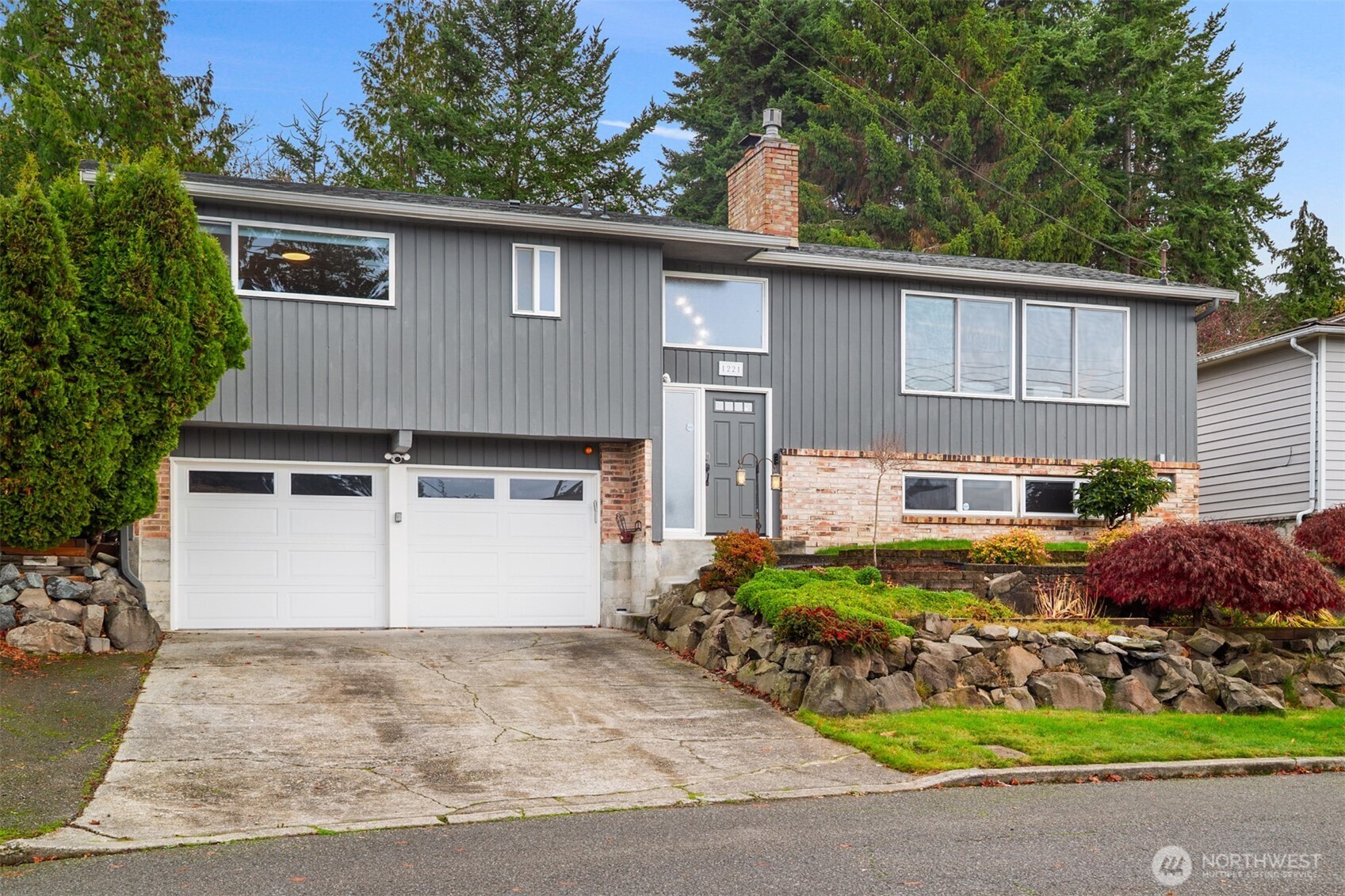 1221 Coronado Place Edmonds, WA 98020 - Photo 29 of 32 a front view of a house with garden